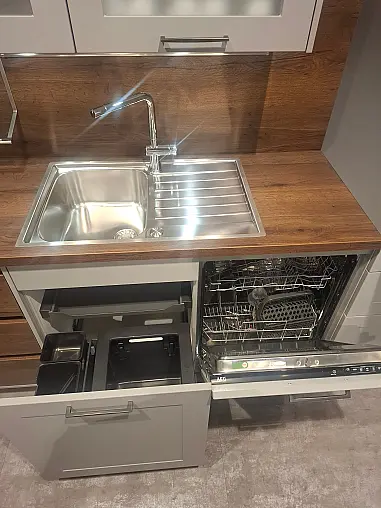 Elegante Küchenzeile mit hochwertigen Fronten in Perlgrau und warmen Alteiche-Akzenten.