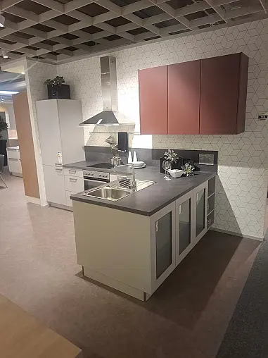 Moderne L-Küche in elegantem Platingrau mit kontrastreichen Akzenten in Hennarot und funktionaler LED-Beleuchtung