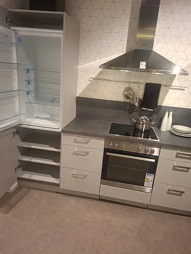 Moderne L-Küche in elegantem Platingrau mit kontrastreichen Akzenten in Hennarot und funktionaler LED-Beleuchtung