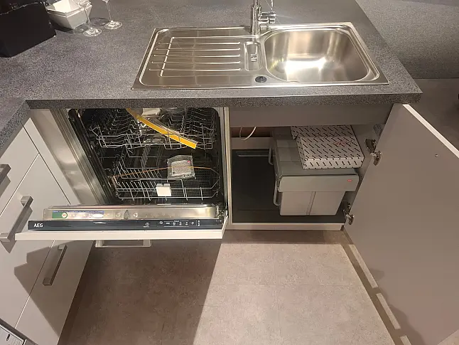 Moderne L-Küche in elegantem Platingrau mit kontrastreichen Akzenten in Hennarot und funktionaler LED-Beleuchtung