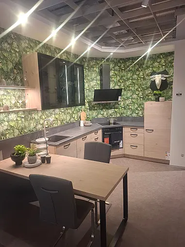 Warme L-Küche in Asteiche Natur mit eleganten schwarzen Akzenten und praktischem Ansetztisch