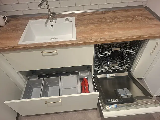 Elegante L-Küche in Weiß matt mit warmen Holz-Akzenten, inklusive Highboard-Elementen und gemütlichem Sitzbereich