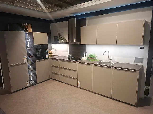 Moderne L-Küche in elegantem Lava softmatt mit edlen Nussbaum-Akzenten, LED-Beleuchtung und hochwertigen Siemens-Geräten