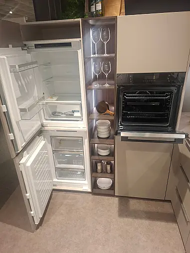 Moderne L-Küche in elegantem Lava softmatt mit edlen Nussbaum-Akzenten, LED-Beleuchtung und hochwertigen Siemens-Geräten