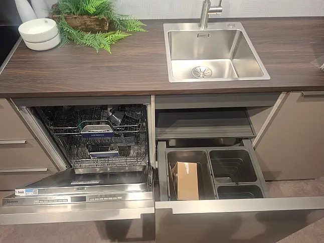 Moderne L-Küche in elegantem Lava softmatt mit edlen Nussbaum-Akzenten, LED-Beleuchtung und hochwertigen Siemens-Geräten