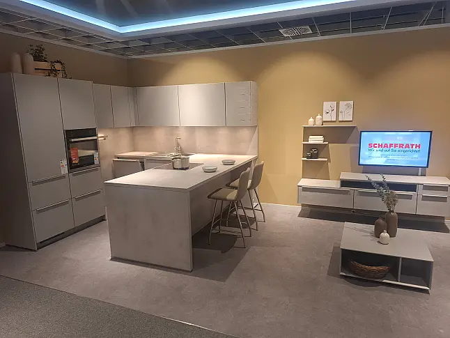 Moderne L-Küche mit Halbinsel, integriertem Couchtisch und stilvoller LED-Beleuchtung