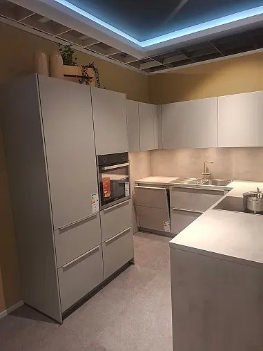 Moderne L-Küche mit Halbinsel, integriertem Couchtisch und stilvoller LED-Beleuchtung