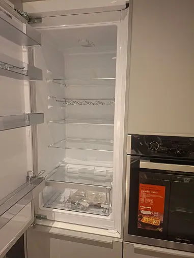 Moderne L-Küche mit Halbinsel, integriertem Couchtisch und stilvoller LED-Beleuchtung
