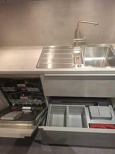 Moderne L-Küche mit Halbinsel, integriertem Couchtisch und stilvoller LED-Beleuchtung
