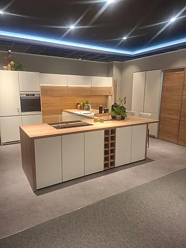 Moderne L-Küche mit freistehender Insel, gemütlichem Sitzbereich und LED-Beleuchtung