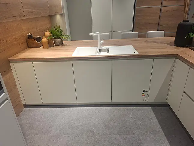 Moderne L-Küche mit freistehender Insel, gemütlichem Sitzbereich und LED-Beleuchtung