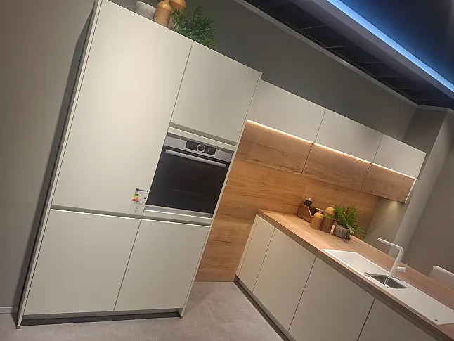 Moderne L-Küche mit freistehender Insel, gemütlichem Sitzbereich und LED-Beleuchtung