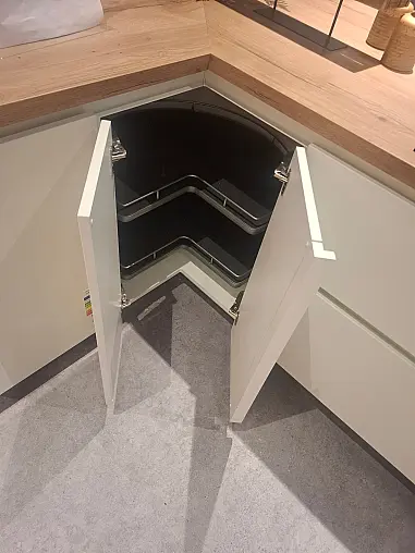 Moderne L-Küche mit freistehender Insel, gemütlichem Sitzbereich und LED-Beleuchtung