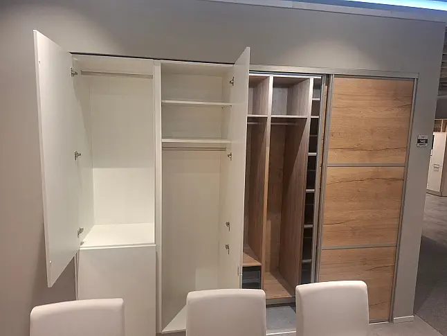 Moderne L-Küche mit freistehender Insel, gemütlichem Sitzbereich und LED-Beleuchtung
