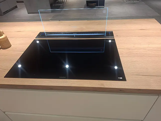 Moderne L-Küche mit freistehender Insel, gemütlichem Sitzbereich und LED-Beleuchtung
