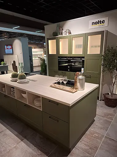 Moderner Landhausstil neu interpretiert:  Küche mit freistehender Insel, satinierten Glas-Hängeschränken und hochwertigen Siemens-Einbaugeräten