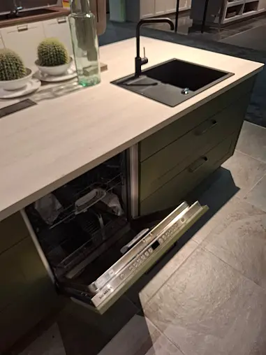 Moderner Landhausstil neu interpretiert:  Küche mit freistehender Insel, satinierten Glas-Hängeschränken und hochwertigen Siemens-Einbaugeräten