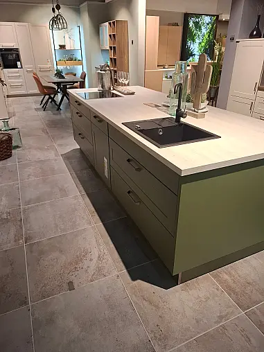 Moderner Landhausstil neu interpretiert:  Küche mit freistehender Insel, satinierten Glas-Hängeschränken und hochwertigen Siemens-Einbaugeräten