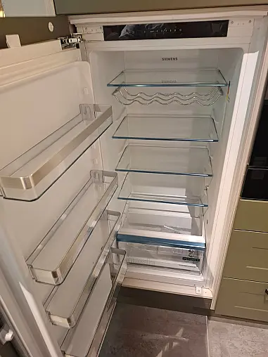 Moderner Landhausstil neu interpretiert:  Küche mit freistehender Insel, satinierten Glas-Hängeschränken und hochwertigen Siemens-Einbaugeräten