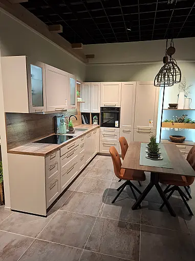 Moderne L-Küche mit integrierter LED-Beleuchtung