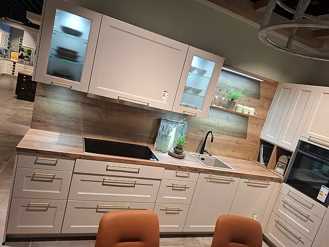 Moderne L-Küche mit integrierter LED-Beleuchtung