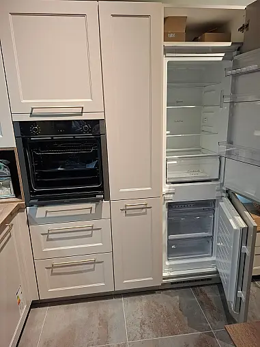 Moderne L-Küche mit integrierter LED-Beleuchtung
