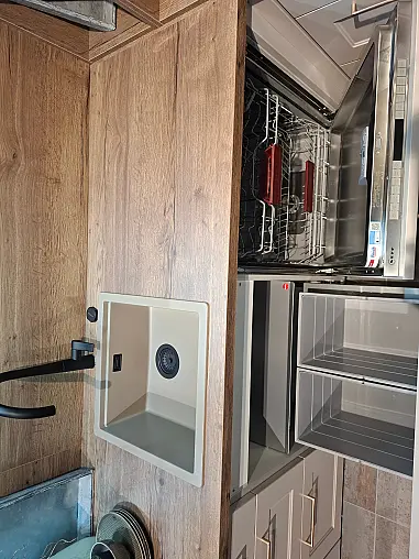 Moderne L-Küche mit integrierter LED-Beleuchtung