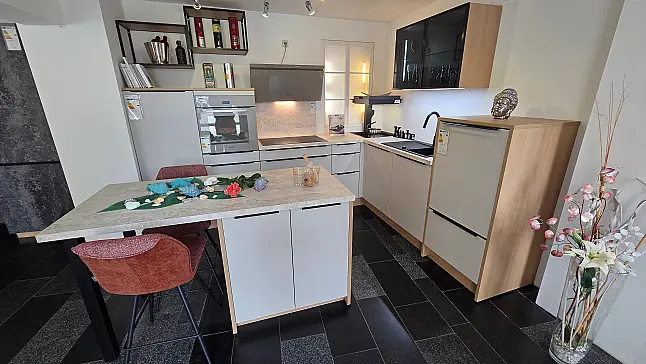 Moderne L-Küche mit Arbeitsinsel