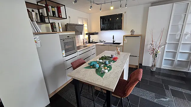 Moderne L-Küche mit Arbeitsinsel
