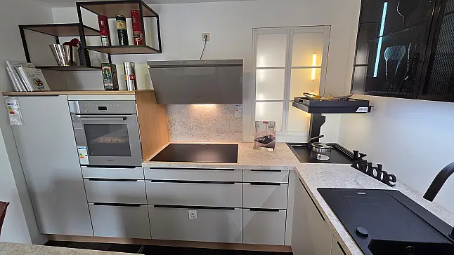 Moderne L-Küche mit Arbeitsinsel