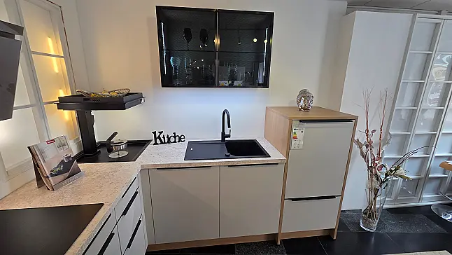 Moderne L-Küche mit Arbeitsinsel
