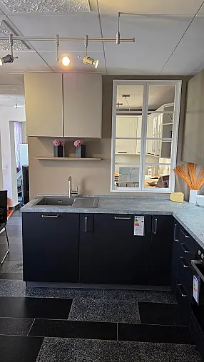 Moderne L-Küche in Farbkombination
