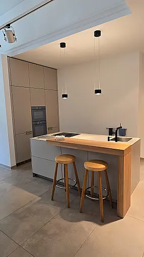 b3 Küche in Kiesel mit Laminat Insel