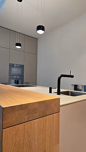 b3 Küche in Kiesel mit Laminat Insel