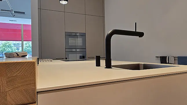 b3 Küche in Kiesel mit Laminat Insel