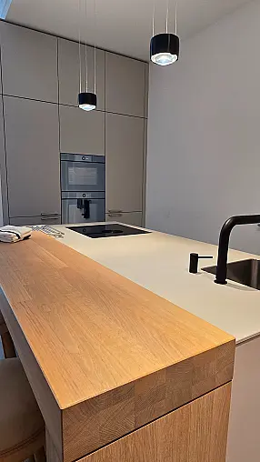 b3 Küche in Kiesel mit Laminat Insel
