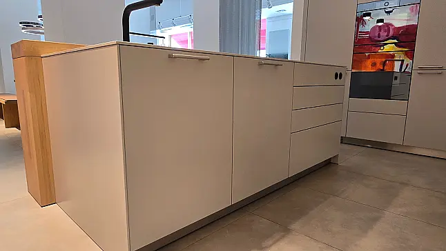 b3 Küche in Kiesel mit Laminat Insel