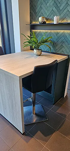 moderne Landhausküche in L-Form mit gemütlichem Frühstücksplatz
