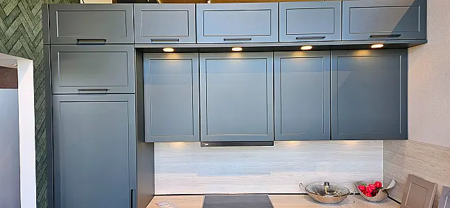 moderne Landhausküche in L-Form mit gemütlichem Frühstücksplatz