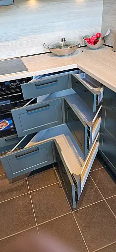 moderne Landhausküche in L-Form mit gemütlichem Frühstücksplatz