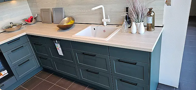 moderne Landhausküche in L-Form mit gemütlichem Frühstücksplatz