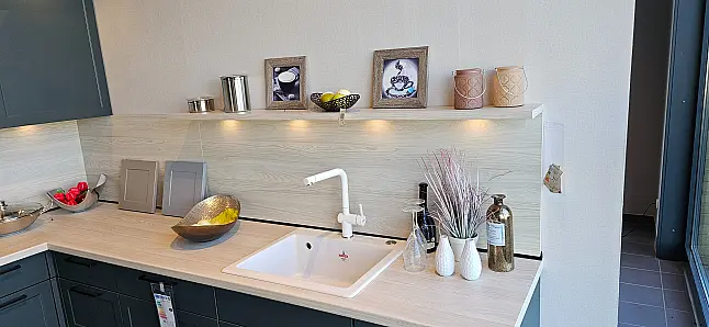 moderne Landhausküche in L-Form mit gemütlichem Frühstücksplatz