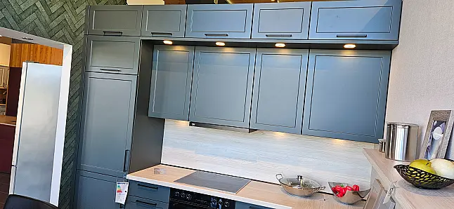 moderne Landhausküche in L-Form mit gemütlichem Frühstücksplatz