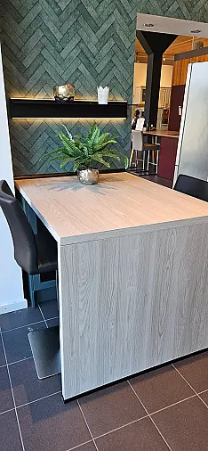 moderne Landhausküche in L-Form mit gemütlichem Frühstücksplatz