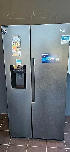 Grundig Kühl-Gefrierkombination mit Eis* (Eiswürfel) für Festwasseranschluß