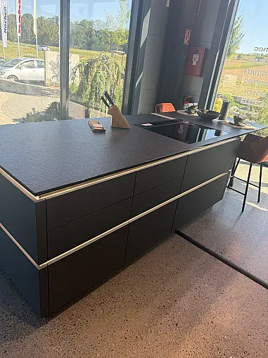 Moderne Küche in Graphit - Holz mit Insel