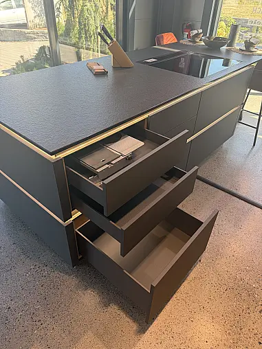 Moderne Küche in Graphit - Holz mit Insel