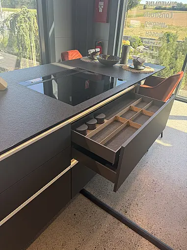 Moderne Küche in Graphit - Holz mit Insel