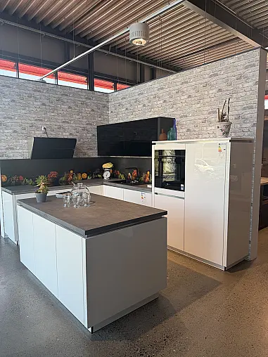 Häcker Concept130 Hochglanzküche – hochwertige Lackierte grifflose Küche