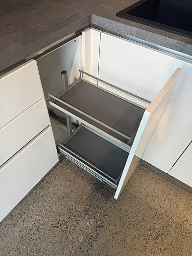 Häcker Concept130 Hochglanzküche – hochwertige Lackierte grifflose Küche